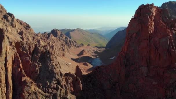 俯瞰山谷和红色宏伟的悬崖峭壁 一帧雄伟的红色岩石映入眼帘的峡谷 阿拉木图地区 哈萨克斯坦 第6区湖以Manshuk Mametova命名 — 图库视频影像