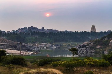 Tungabhadra nehrinin kıyısında güzel bir akşam. Hampi, Karnataka
