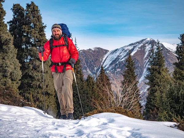 A bearded man travels in the winter in the mountains — Stock Photo, Image