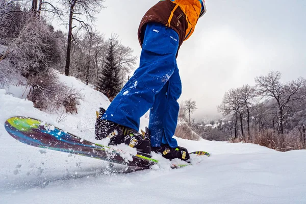 Hombre snowboarder se desliza con salpicaduras de nieve —  Fotos de Stock