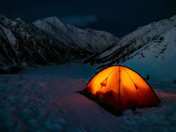 Paysage hivernal nocturne de montagnes avec une tente — Photo