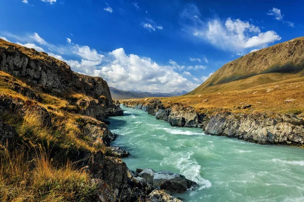 Hegyvidéki tájak Burkan River Valley. Kirgizisztán — Stock Fotó