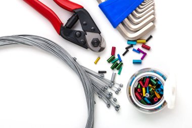 Bisiklet tamir aletleri. Beyaz bir arkaplanda