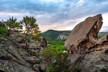Sıradışı şekilli uçurumlarla dolu bir dağ manzarası. Kent Dağları. Kazakistan
