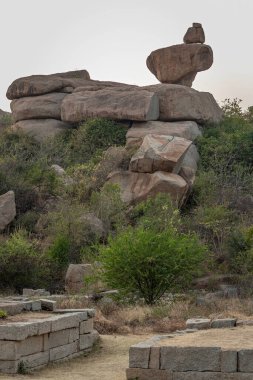 Hampi köyü yakınlarındaki antik tapınakların yıkılması. Hampi 'deki Anıtlar Grubu Hindistan' ın Karnataka eyaletindeki Hindu Vijayanagara İmparatorluğu 'nun merkeziydi.