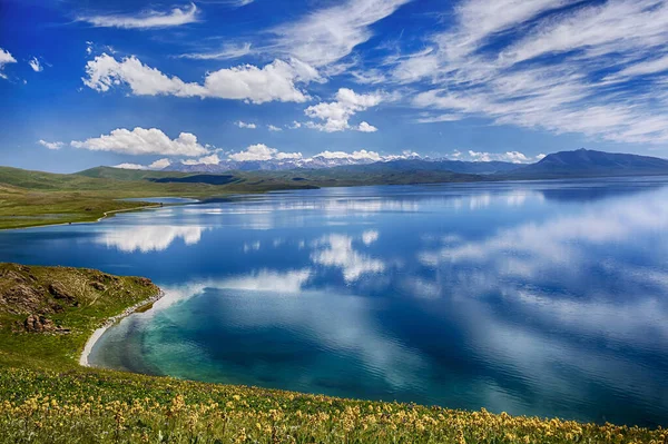 美丽的云彩映衬在高山湖面上的天空 最干净的高山湖泊 宋国山湖 吉尔吉斯斯坦 — 图库照片