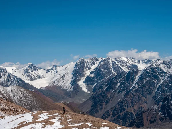 Πεζοπόρος Σακίδιο Στα Ψηλά Χιονισμένα Βουνά Υπέροχη Θέα Στις Βουνοκορφές — Φωτογραφία Αρχείου