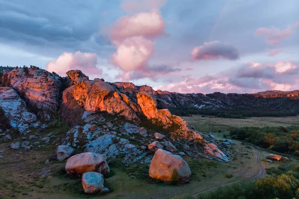 Gün Batımında Alışılmadık Güzel Uçurumlar Ulusal Park Karkaraly Kazakistan Üst — Stok fotoğraf