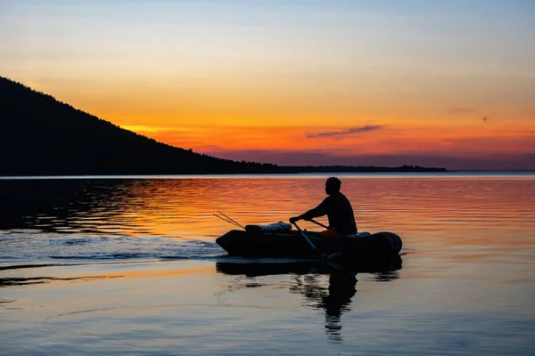 Visser Een Opblaasbare Boot Drijft Het Meer Silhouet Een Zonsondergang — Stockfoto