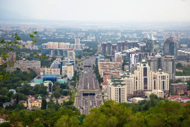 Almaty, Kazakistan - 26 Haziran 2017: şehir yaz manzarası. Central Highway, Al-Farabi Bulvarı