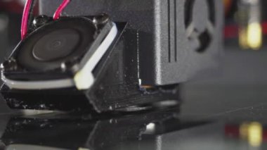 Bir 3D yazıcıda polimer parçaları yazdırma işlemi. Özel polimer parçaları üretimi