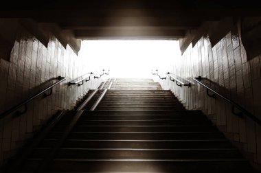 Işıkta sepya kentsel metro merdivenleri