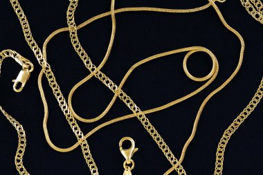 keçe üzerinde altın zincir