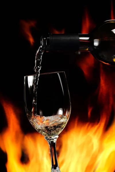 Наливать белое вино — стоковое фото