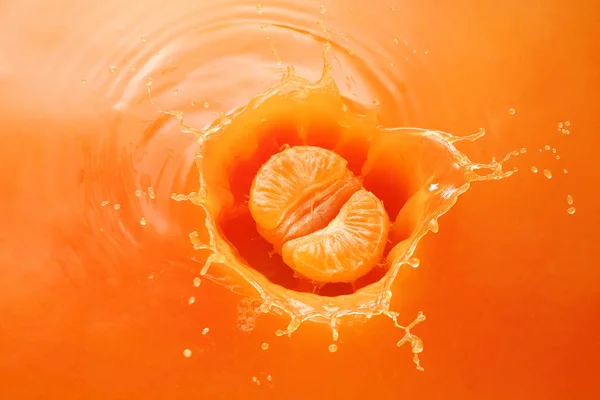 Stänk tangerine i juice — Stockfoto