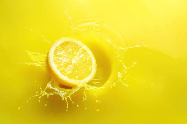 Éclaboussures de citron dans le jus — Photo