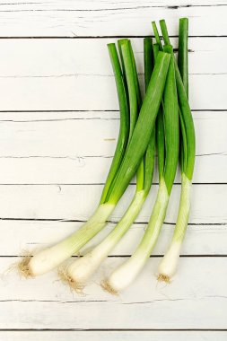 ahşap üzerine yeşil soğan