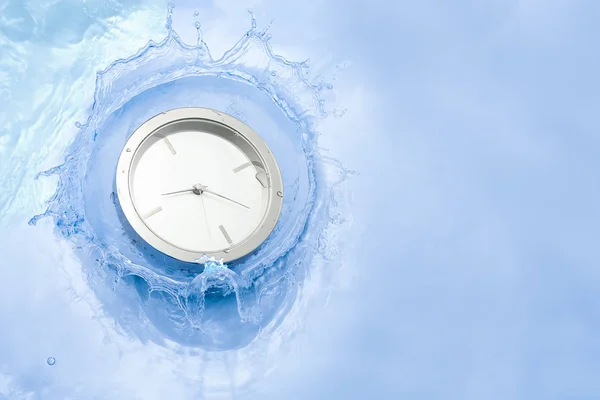 Clock and water — Stock Photo, Image