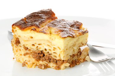 pastitsio çanak üzerinde