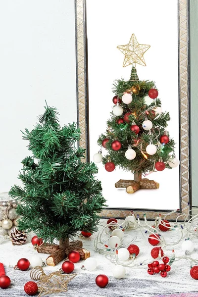 Albero di Natale e specchio — Foto Stock