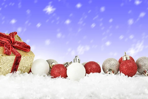 Ornamente auf Schnee — Stockfoto