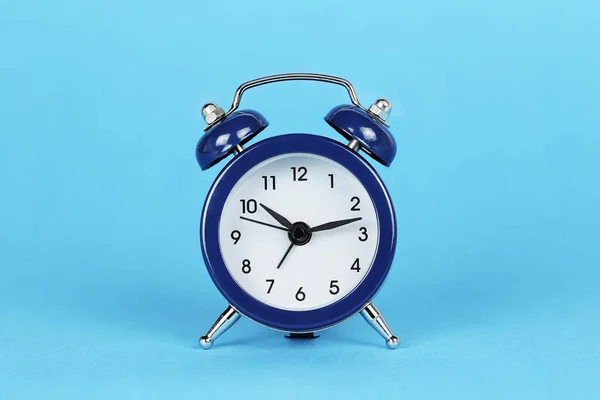 Reloj despertador azul — Foto de Stock