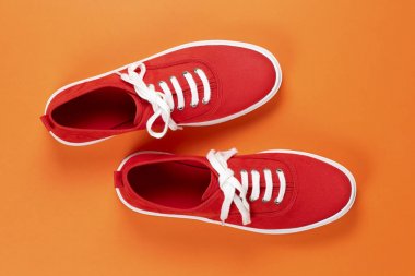 kırmızı süet ayakkabı