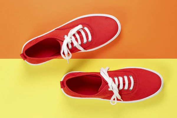 Rode suède schoenen — Stockfoto
