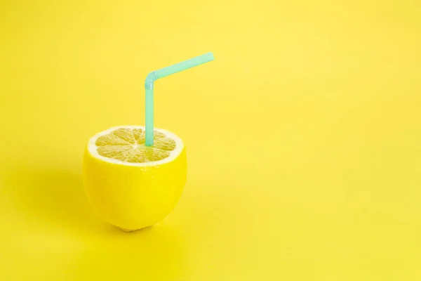 Лимон с соломой — стоковое фото