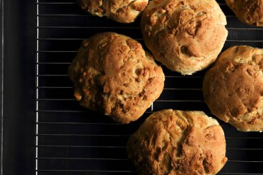 Taze pişmiş ekmek.