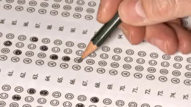 Kurşun kalemle çoklu seçim testi yapılıyor.