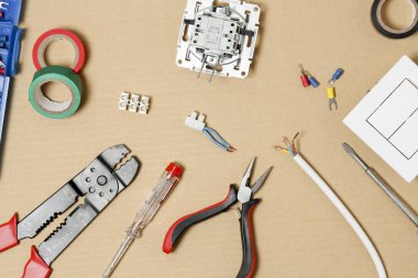 Kartondaki elektrik ekipmanının düz yatay görüntüsü 