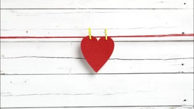 Aşkın kalbinin parçalandığını ve çamaşır ipinde yeniden birleştiğini hissettim. Aşk konsepti.