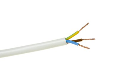 Beyaz üzerine izole edilmiş elektrik kablosunun yakın plan görüntüsü