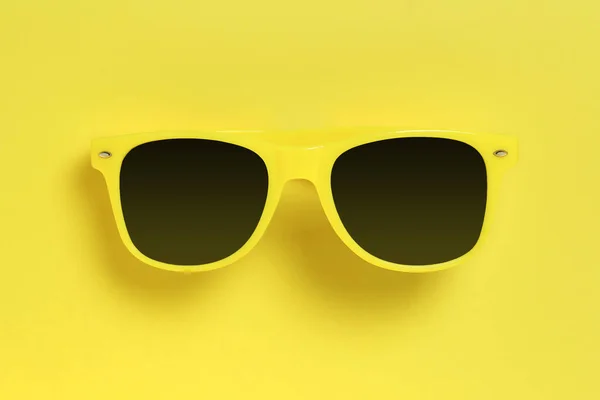 Gele Zonnebril Gele Achtergrond — Stockfoto