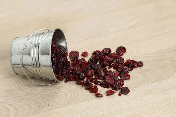 Eimer Mit Getrockneten Preiselbeeren Auf Holzoberfläche — Stockfoto