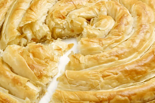 Fırında makarna turtasının sarmal şeklini kapat.