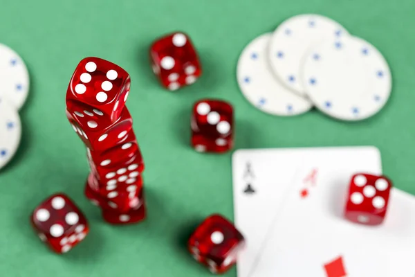 堆积如山的红色骰子和绿色手感的扑克牌 — 图库照片