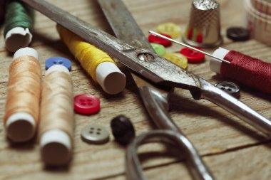Eski makaslar ve eskimiş ahşap tahtalara dikiş malzemeleri.