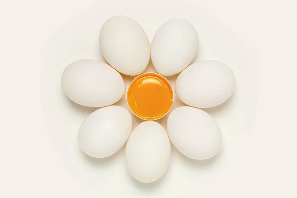 全蛋围绕半蛋与蛋黄白色 顶部视图 — 图库照片