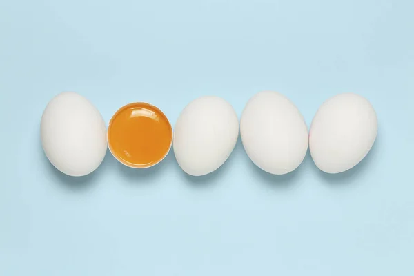全蛋和蛋黄蓝色 顶部视图 — 图库照片