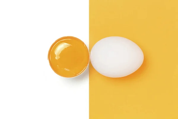 Tuorlo Uovo Bianco Uovo Intero Sfondo Arancione — Foto Stock