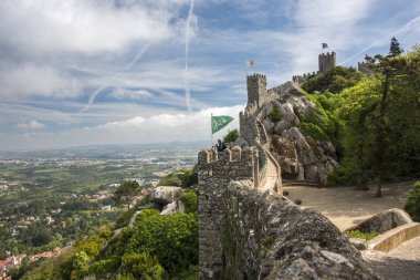 Eski taş mazgallı siper Mağribi Kalesi Sintra, Portekiz