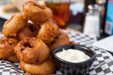 Soğan halkaları veranda masada