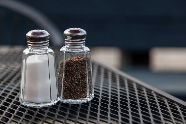 Salz- und Pfefferhalter — Stockfoto