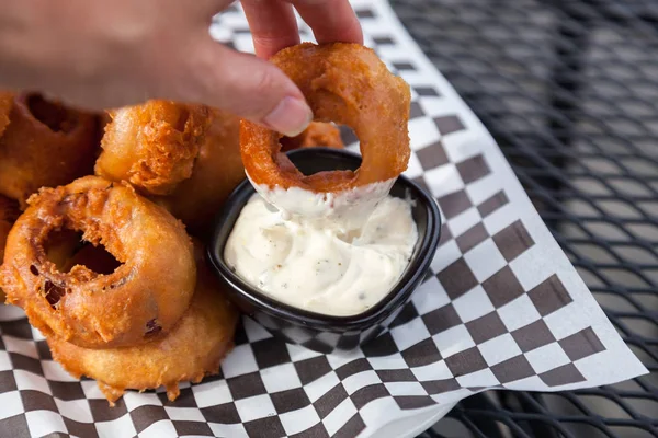 Bir soğan halkası daldırma