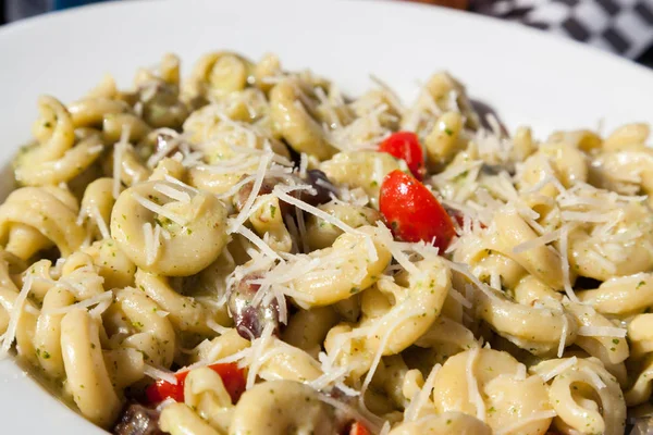 Makarna plaka ışığında