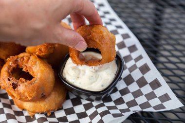 Bir soğan halkası daldırma