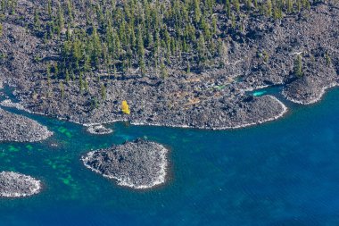 Sihirbazı Adası, krater Gölü ayrıntıları
