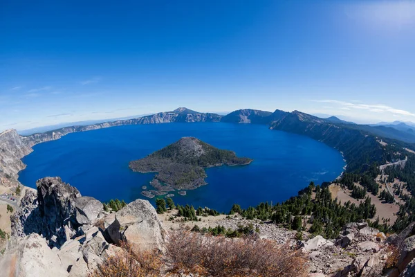 Kratersee an einem klaren Tag — Stockfoto